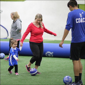 child and mother playing in lil' kickers thumpers class.