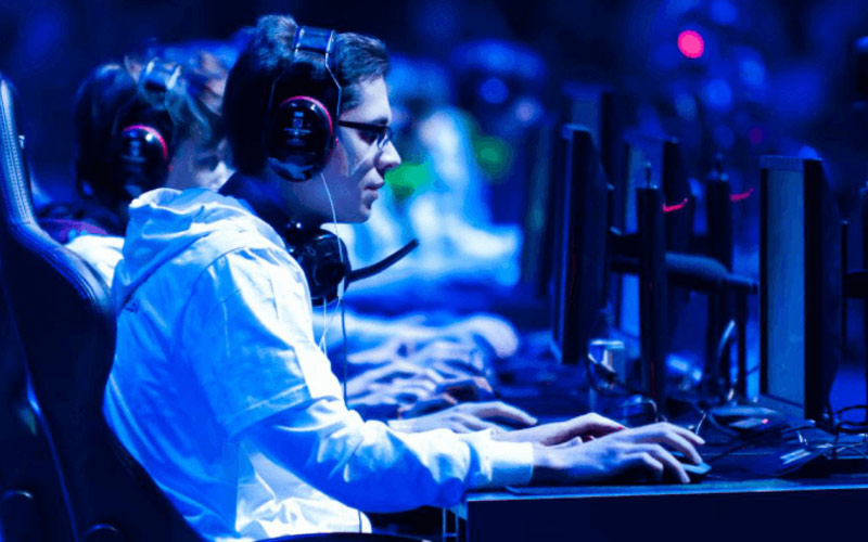 arena-sports-esports-male-gamers
