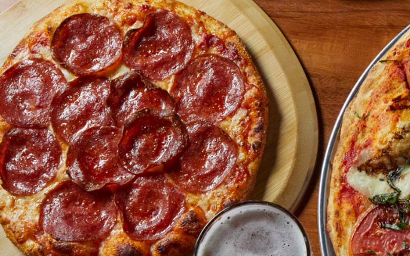 arena-sports-restaurant-pepperoni-pizza-beer
